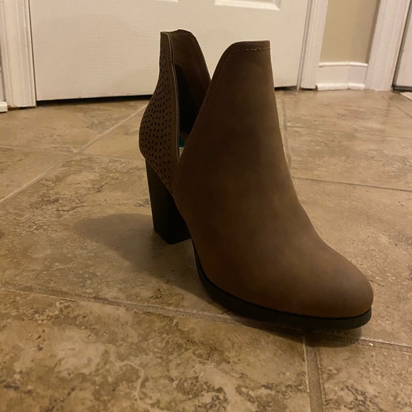 BRAND NEW Brown Ankle Bootie Block Heels - Picture 5 of 8